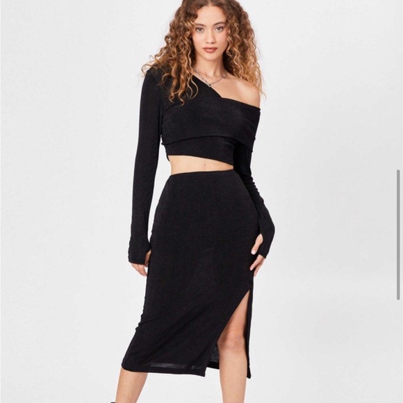 Cider Asymmetrical Off-Shoulder Crop Top - Picture 2 of 3